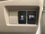 ハンドルの右側にはヘットライトリベライザーとVSA解除スイッチなどがついています。ヘッドライトリベライザーは道路状況や積荷の加重に応じてライトの高さを調節できます。