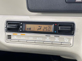 【オートエアコン】一度お好みの温度に設定すれば、車内の温度を検知し風量や温度を自動で調整。暑い…寒い…と何度もスイッチ操作をする必要はありません。快適な車内空間には必須の機能ですね♪