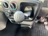 5速マニュアル車です。優れた低燃費に加えて路面に左右されない頼もしい走りを実現します。