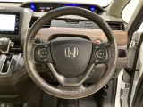 ハンドルにHondaセンシング系のクルーズコントロールやレーンキープアシストなどのスイッチと、オーディオの操作スイッチが装備されています。ハンドルから手を離さず安全に操作できます。