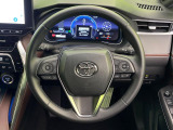 インテリアに合わせたデザインのステアリングは、運転される方のことも考え、運転しやすい形状、大きさです。是非一度、実際に触ってお確かめください。