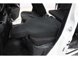 助手席シートを倒せば大きな荷物を載せられます。