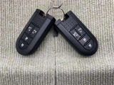 手荷物が多いときでも、スマートキーをバッグやポケットに携帯していれば、キーを取り出すことなくドアの解錠・施錠ができます