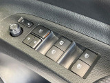 【電動格納ミラー】サイドミラーは電動格納式となっており、狭い駐車場でもキズがつくリスクを抑えられます。