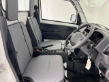 【運転席シート】ゆったりと広々した空間です。ストレスなく運転ができますよ!