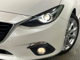 【HIDヘッドライト】非常に明るく前方を照らしてくれるので、悪天候や夜間の走行時も視界良好で安心してお乗りいただけます。