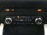 【フルオートエアコン】運転席と助手席の温度調整がそれぞれ出来るフルオートエアコン装備です。これなら暑がりなご主人、寒がりな奥様が同乗されても問題ないですね。