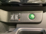 リアドアは乗り降りに便利な両側電動スライドドアです。また運転席に座っていながらスイッチ操作で自在にスライドドアを開け閉めできます。燃費に役立つECONボタンもここです。