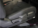【ハイトアジャスター】レバーの上下操作だけで、座面を運転しやすい高さへ簡単に調節できます。