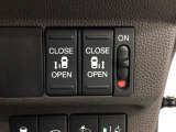 【両側パワースライドドア】両側がパワースライドドアになっており、運転席のスイッチやスマートキーでも開閉が可能です!開口部も広いので乗り降りも楽々♪
