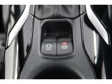 【電動パーキングブレーキ】オートモードのときは、シフトレバーの操作に応じてパーキングブレーキが自動で作動♪