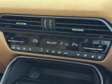 【左右独立オートエアコン】左右独立型、いわゆるデュアルエアコンです。運転席と助手席でそれぞれお好みの温度を設定可能です。