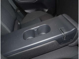 リアシートのセンターコンソールです。