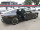 ABSとは、アンチロック・ブレーキシステムの略。フルブレーキ時に車輪のロックを防ぐことで、車両の安定を図るとともに操舵を可能にする装置。各車輪ごとに制御され、悪天候時など特に効果が大きい。
