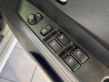【電動格納ミラー】サイドミラーは電動格納式となっており、狭い駐車場でもキズがつくリスクを抑えられます。