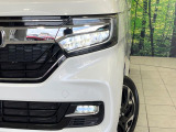 【LEDヘッドライト】悪天候や夜間走行時も良好な視界を確保し安心して運転できる高輝度LEDヘッドライトを装備!点灯速度が早く、消費電力も抑えられています。