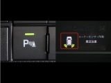 コーナーセンサーを車の前後に装備。障害物までの距離に応じて警告音を変えてお知らせ。縦列駐車時や駐車場・車庫等での取り回しをサポートします。詳細は販売店スタッフまでお尋ね下さい。