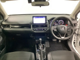 車内は光触媒抗菌消臭施工済です。インパネ周りはスタイリッシュなデザインで機能や装備も充実しています。グローブボックスやカップホルダーのほかにトレーなどたくさんの収納スペースが付いています。