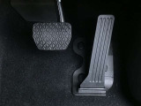 【オルガン式アクセルペダル】かかとを支点として足首とペダルの動きが一致するため、スムーズで正確な操作が可能です。ペダル反力を足の重さで支える事ができるため長時間の運転でも足が疲れにくくなります。