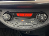 【オートエアコン】一度お好みの温度に設定すれば、車内の温度を検知し風量や温度を自動で調整。暑い…寒い…と何度もスイッチ操作をする必要はありません。快適な車内空間には必須の機能ですね♪