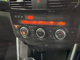 【オートエアコン】一度お好みの温度に設定すれば、車内の温度を検知し風量や温度を自動で調整。暑い…寒い…と何度もスイッチ操作をする必要はありません。快適な車内空間には必須の機能ですね♪