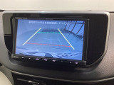リバースギアに入れるだけで後方の表示へ切り替わります。夜間や雨の日の駐車も楽になりますよ。