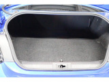 トランクスルー機能によって、スポーツ走行用のタイヤ4本と工具類などが収められます。ゴルフバッグなら2個が積載可能です