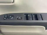 【電動格納ミラー】サイドミラーは電動格納式となっており、狭い駐車場でもキズがつくリスクを抑えられます。