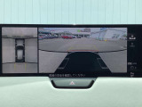360°ビュー・モニター(シースルービュー) 車両を透過表示することで、死角を減らし、運転のしやすさを向上させています。発進時や停車時、狭い場所でのすれ違いなどの際に非常に役立ちます。