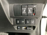 両側電動スライドドアは運転席から操作ができるよう、操作スイッチが付いています。その下にはETCがついています。高速道路の料金所の通過も楽々です!。 カードの取り出しもしやすい場所についています。
