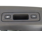 パワーテールゲートの開閉スイッチは運転席の右側、手の届きやすい位置にあります。