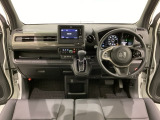 車内は光触媒抗菌消臭施工済です。スタイリッシュなデザインでスポーティなインパネ周りを演出します。グローブボックスやカップホルダーのほかにトレーなどたくさんの収納スペースが付いています。