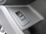 電動リアゲート装備です。バンパー下でのキックスイッチも装備されております。