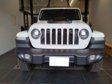 丸型ヘッドライトと7スロットグリルは、Jeepのデザインアイデンティティ。 今回は、CJシリーズとの親和性を強調し、丸型ヘッドライトをスロットグリルにめり込ませたデザインを採用しています。