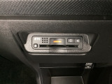 エアコンパネルの下にETCがついています。高速道路の料金所の通過も楽々です!。 カードの取り出しもしやすい場所についています。