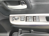 電動格納式ドアミラーのスイッチは運転席ドアにあります。