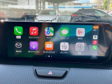 お手元のスマートフォンと接続して頂く事で使用可能な「Apple CarPlay/Android Auto」電話の応答は勿論、メッセージの受信やLINE、音楽接続からナビアプリの使用まで幅広く活躍致します。