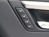 ポジションメモリー付シートです。シートやステアリング、ドアミラーの位置をそれぞれ記録しておくことが出来るのでご家族や、複数の方で車を乗られる方には便利な機能です。