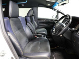 ゆったり室内で運転もしやすいです♪使い勝手の良い配置も考えられています!!
