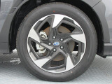 純正18インチアルミホイール。 タイヤサイズは225/55R18