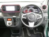 【徹底洗浄クリーニング実施済】運転席からの視界はこんな感じです☆お気軽にご来店いただき、実際に座って是非お確かめください。ドライバーに寄り添う快適な操作フィールをもたらすステアリングです。