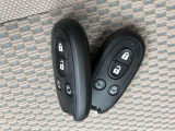 【 インテリジェントキー 】 キーを持っていればエンジン始動でき、ドアノブのボタンで車の鍵の開錠と施錠もできます。キーを取り出す手間がなくなります。