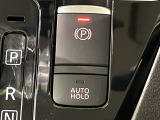 【電動パーキングブレーキ】パーキングブレーキは便利な電動式!ボタン一つで操作でき、アクセルを踏めば自動で解除されます♪レバーやペダルが無いので運転席廻りもすっきりしますね♪