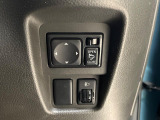 【電動格納ミラー】サイドミラーは電動格納式となっており、狭い駐車場でもキズがつくリスクを抑えられます。