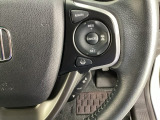 ハンドルにHondaセンシング系のクルーズコントロールやレーンキープアシストなどのスイッチが装備されています。ハンドルから手を離さず安全に操作できます。