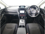 ■視界良好で運転しやすいコックピットです。シンプルで操作性の良いインパネ回りにデザインされ、SUBARUは安全性能に徹底的にまでこだわった視界設計を行っています。