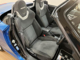 シートヒーター付きのRECAROシートを2脚装備しています★しっかりと体をホールドしてくれるのでより楽しく運転していただけますよ★RECAROにビルシュタインとローブSは本当に贅沢な装備になっています