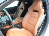 運転中の体をしっかりと支えてくれるスポーツシート。シートヒーターとベンチレーション付きで1年中快適にお乗りいただけます!