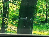 【カラーヘッドアップディスプレイ】現在の速度や走行情報をデジタル表示で運転席前方のガラスに投影!カラー付きで視認性も高く、運転中目線をずらさず必要な情報を確認できるのでとっても便利で安心!