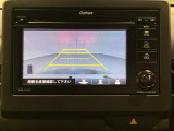 バックでの車庫入れも安心です! リアカメラが付いているバックモニター付のディスプレイオーディオを装備しております。操作線もついており距離感も画面から確認できます。